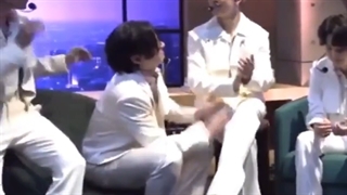 آخه ببینید چه جو کنار جیمین خوشحاله