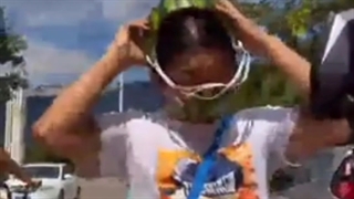 موتور سواری با کلاه هندونه ای