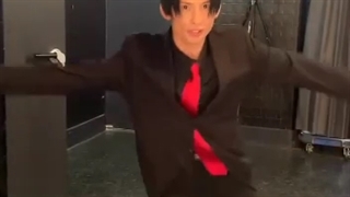 رقص پسر چینی با آهنگ طاقچه بالا از محسن ابراهیم زاده ..لایک کنید آخه بچوک خیلی جنب و جوش داره >_<