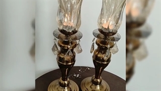 ویدئو نمای نزدیک از شمعدان ابکاری فورتیک رنگ طلایی برنزی