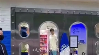 بازدید چا اون وو از فروشگاه oneill/اونوو به فنا میگفت مواظب باشین خیس نشین ممکنه سرما بخورین؛چرا نونو انقد مهربونه :)))