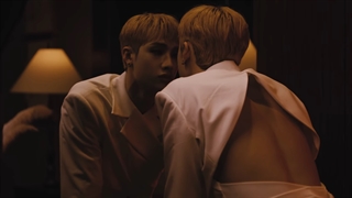 موزیک ویدیو red light از هیونجین و بنگ چان اعضای گروه استری کیدز