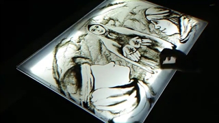 نقاشی شنی زیبا و به تصویر کشیدن خاطره ای دلنشین از بچه هایی که در راهپیمایی اربعین با هم دوست شدند