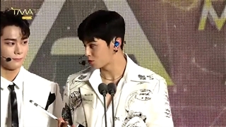 کات برد پسرا با جایزه بونسانگ ارتیست سال 2021 در مراسم the fact music awards 2021 / منبع:@Sanha_ir