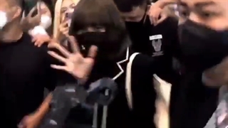 لیسا امروز صبح فرودگاه اینچون کره رو به مقصد پاریس ترک کرد دخترامون هر چهارتاشون به هفته مدو فشن دعوت شدن