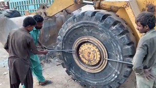 Changing Caterpillar Wheel Loader Big Tires Using Talcum Powder Method تعویض تایر لودر