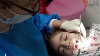 بچه تو دندونپزشکی خوابش برده!