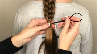 آموزش چطور ادامه موهای بافته شده را پاپیونی کنیم- مومیس مرجع و مشاور مو