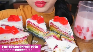 خوردن کرپ کیک های رنگی