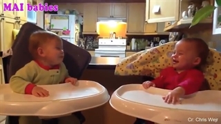 بچه دوقلوهای خنده دار که با هم بازی می کنند^-^