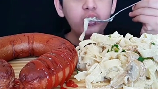 امیر اسمر خوردن پاستا آلفردو و سوسیس ژاپنی