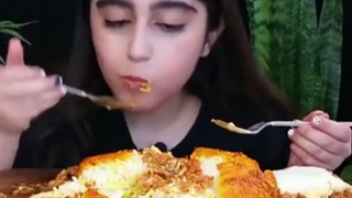 سارینا اسمر خوردن میرزا قاسمی با ماست بورانی بادمجون