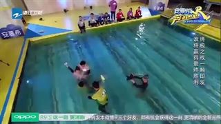 رقابت گروه لوهان با دخترا...انگار لوهان نمی تونه با پسرا رقابت کنه همش دختره