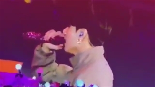 جونگ کوک در کنسرت ♡ لطفا لایکم کنید و اگه تونستین سایت منو پخش کنید ممنون میشم گپ نگاه کنید این سایتم هستش