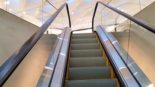 آسانسور تمام شیشه ای میتسوبیشی در موزه Broad لس آنجلس