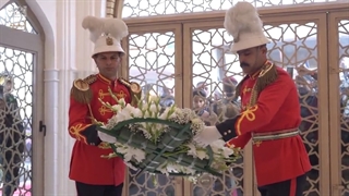 نثار تاج گل و نواختن سرود ملی عراق بر مزار یار سردار دلها شهید ابو مهدی المهندس