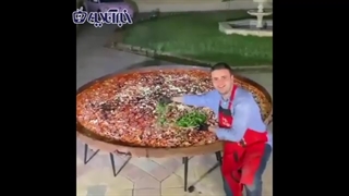 شیوه جالب پخت پیتزای غول پیکر به دست آشپز معروف ترک