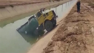 گیر کردن ماشین سنگین در کانال آب