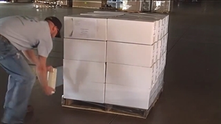 بسته بندی محصولات بر روی پالت چوبی