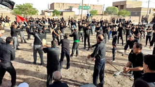 مراسم زنجیر زنی روز هفتم " علی اکبر ع" محرم الحرام 1402 ( هیئت جوانان بنی هاشم فتح آباد رشتخوار - مهدیه فتح آباد )