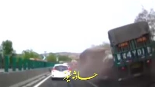 لحظه آهسته تصادف یک کامیون سنگین تریلی