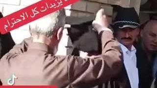 سوریه است و داعشی ها چادر سر زنان کرد ایزدی سوریه ای کرده اند و با قیمت ان ها را می فروشند