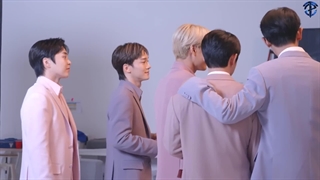 تماشای پشت صحنه‌ی عکسبرداری اکسو برای برند اسکارلت با زیرنویس فارسی چسبیده