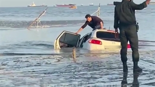 بیرون کشیدن خودرو غرق شده در ساحل بندرعباس