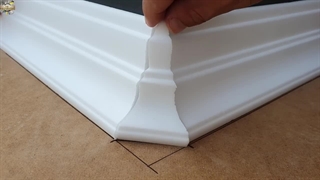 نصب قرنیز در گوشه دیوار