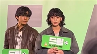 هلو گایز براتون کیم تهیونگ با زن خجالتیش رو اوردم نگاه کن جی کی چجوری خجالت میکشه (: