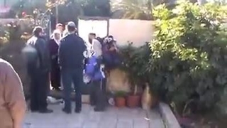 حرامیهای صهیونیست خانه زن فلسطینی که چند نسل در آن ساکن بوده را به زور می گیرند به مهاجران یهودی اروپا می دهند