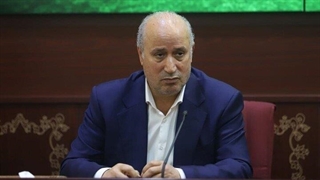 تجلیل از عباسعلی اکبری بازیکن فرد البرز توسط مهدی تاج