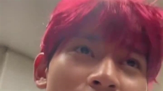 فلیکس با موهای قرمز در پشت صحنه ی سریال جواهر بخش ای